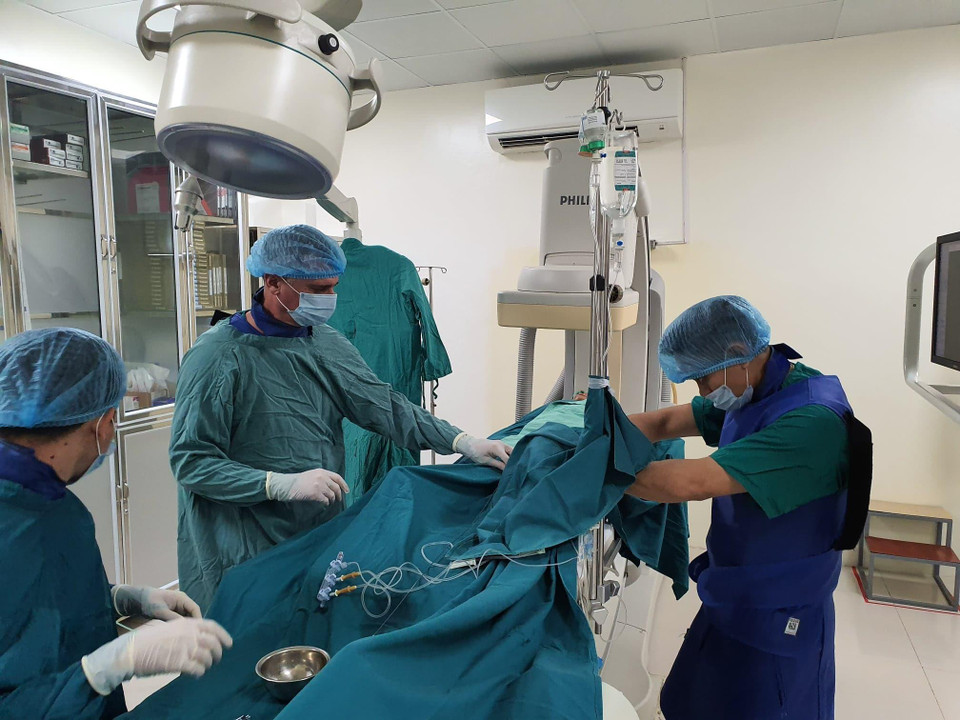 Bác sỹ Piter Martinez Beniter và các cộng sự thực hiện ca can thiệp tim mạch cho người bệnh. (Ảnh: PV/Vietnam+)