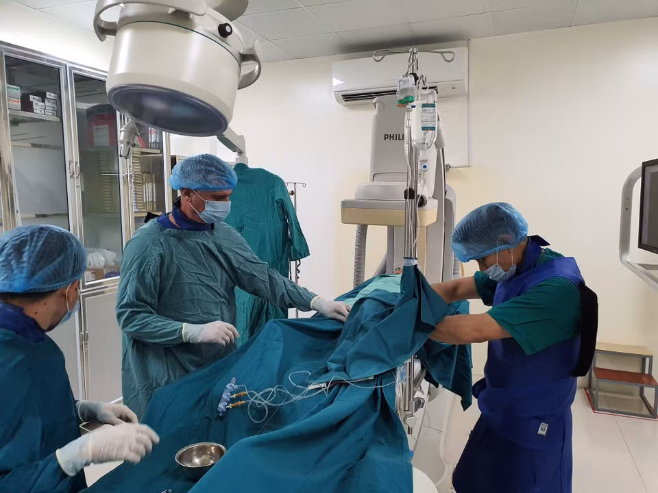 Bác sỹ Piter Martinez Beniter và các cộng sự thực hiện ca can thiệp tim mạch cho người bệnh. (Ảnh: PV/Vietnam+)