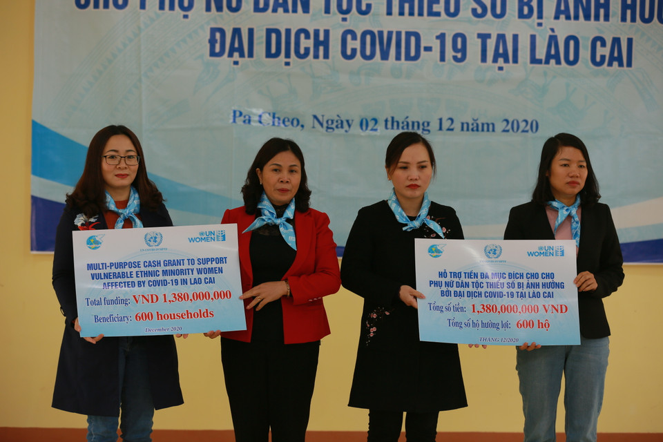 UN Women phối hợp cùng Hội Liên hiệp Phụ nữ tỉnh Lào Cai để thực hiện hoạt động trao tiền mặt hỗ trợ cho phụ nữ dân tộc thiểu số bị ảnh hưởng bởi dịch COVID-19 tại Lào Cai. (Ảnh: PV/Vietnam+)