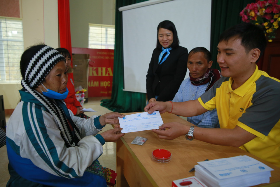 Khoản tiền này sẽ giúp người dân mua lương thực, nhu yếu phẩm thiết yếu và đầu tư sinh kế trong thời gian dịch bệnh tiếp tục diễn ra. (Ảnh: PV/Vietnam+)