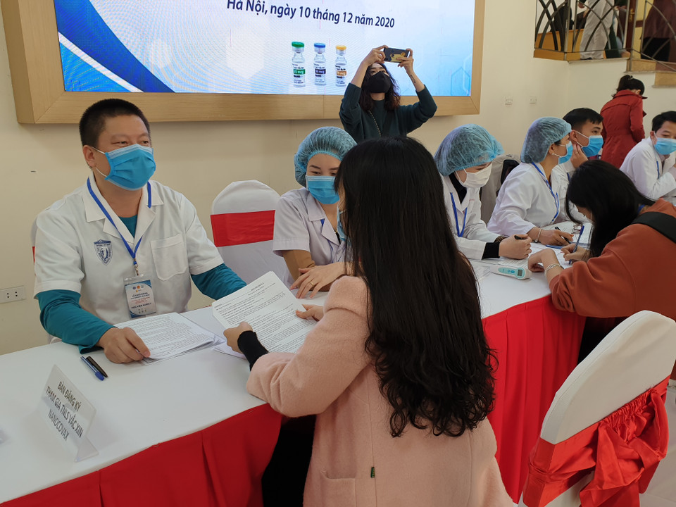 Một nữ tình nguyện viên đăng ký tham gia. (Ảnh: T.G/Vietnam+)