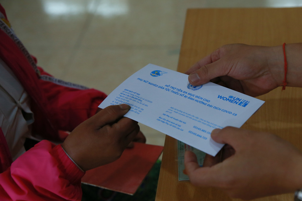 Mỗi hộ gia đình sẽ nhận được khoản hỗ trợ là 2,3 triệu đồng để cải thiện điều kiện sống. (Ảnh: PV/Vietnam+)