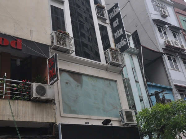 Sau 'vụ Cát Tường,' một cơ sở thẩm mỹ trên Phố Vọng với tấm biển quảng cáo trắng, không có nội dung gì. (Ảnh: Thùy Giang/Vietnam+)