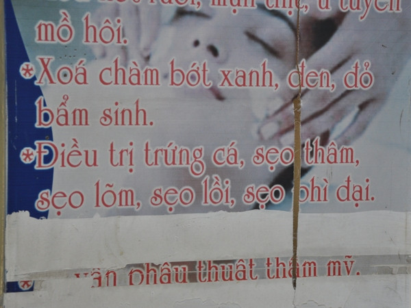 Những vết tẩy xóa quá nham nhở. (Ảnh: Thùy Giang/Vietnam+)