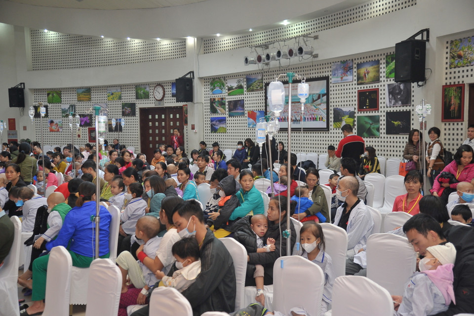 Các bệnh nhi tại buổi lễ trao quà. (Ảnh: PV/Vietnam+) 