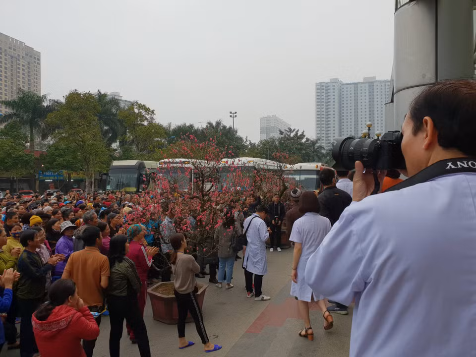 Bác sỹ tham gia chụp ảnh buổi tiễn bệnh nhân về quê. (Ảnh: T.G/Vietnam+)