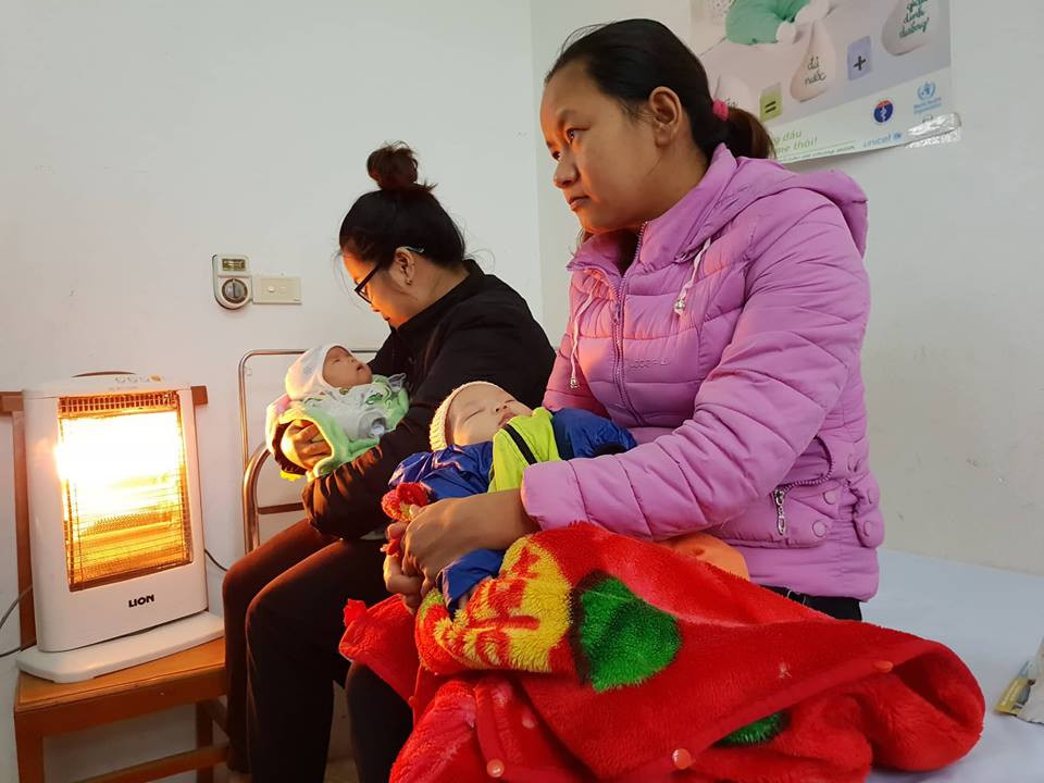 Ủ ấm, theo dõi trẻ sau tiêm chủng 30 phút tại phòng theo dõi tiêm. (Ảnh: T.G/Vietnam+)