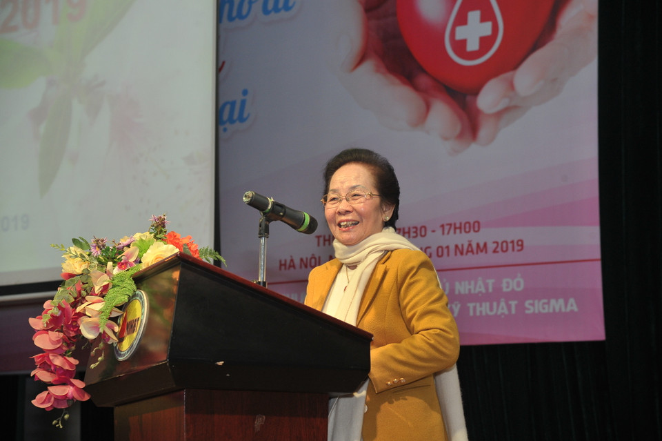 Bà Nguyễn Thị Doan - Nguyên Phó chủ tịch nước phát biểu tại buổi lễ trao quà. (Ảnh: PV/Vietnam+) 