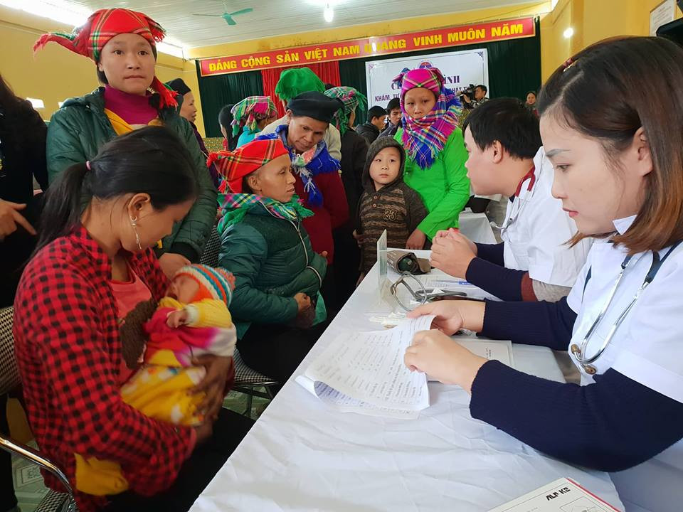 Bệnh nhân làm thủ tục khám sàng lọc. (Ảnh: T.G/Vietnam+)