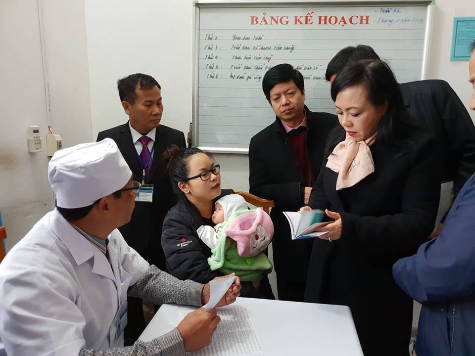 Bộ trưởng Bộ Y tế kiểm tra công tác khám sàng lọc trước khi tiêm vắcxin. (Ảnh: T.G/Vietnam+)