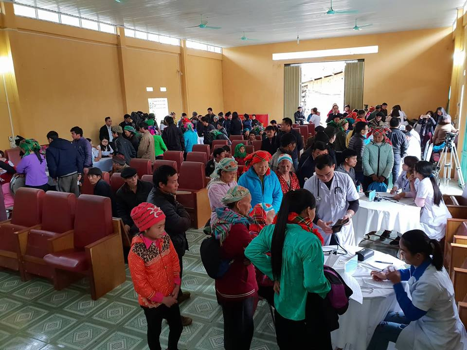 Người dân ở huyện Bảo Lạc phấn khởi đi khám bệnh. (Ảnh: T.G/Vietnam+)