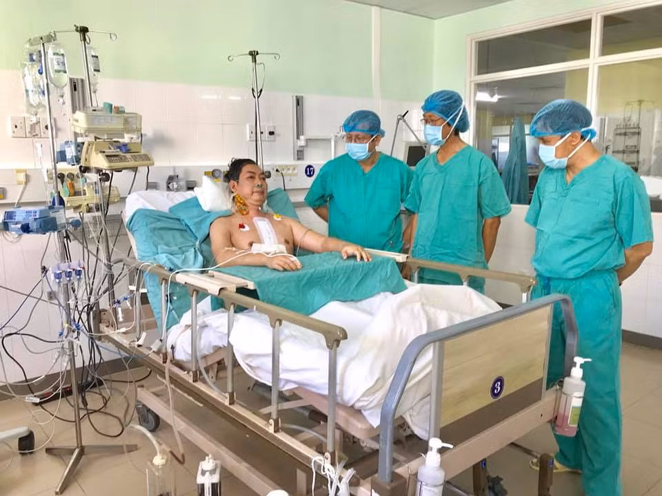 Bệnh nhân lên xe về quê. (Ảnh: T.G/Vietnam+)