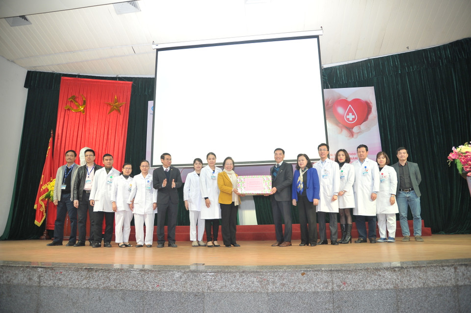 Các phần quà được trao cho Viện Huyết học và Truyền máu Trung ương. (Ảnh: PV/Vietnam+) 