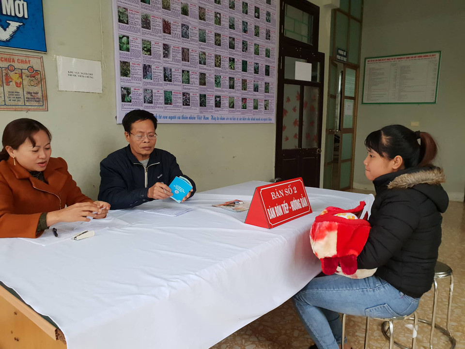 Phụ huynh đăng ký tiêm chủng cho trẻ. (Ảnh: PV/Vietnam+)