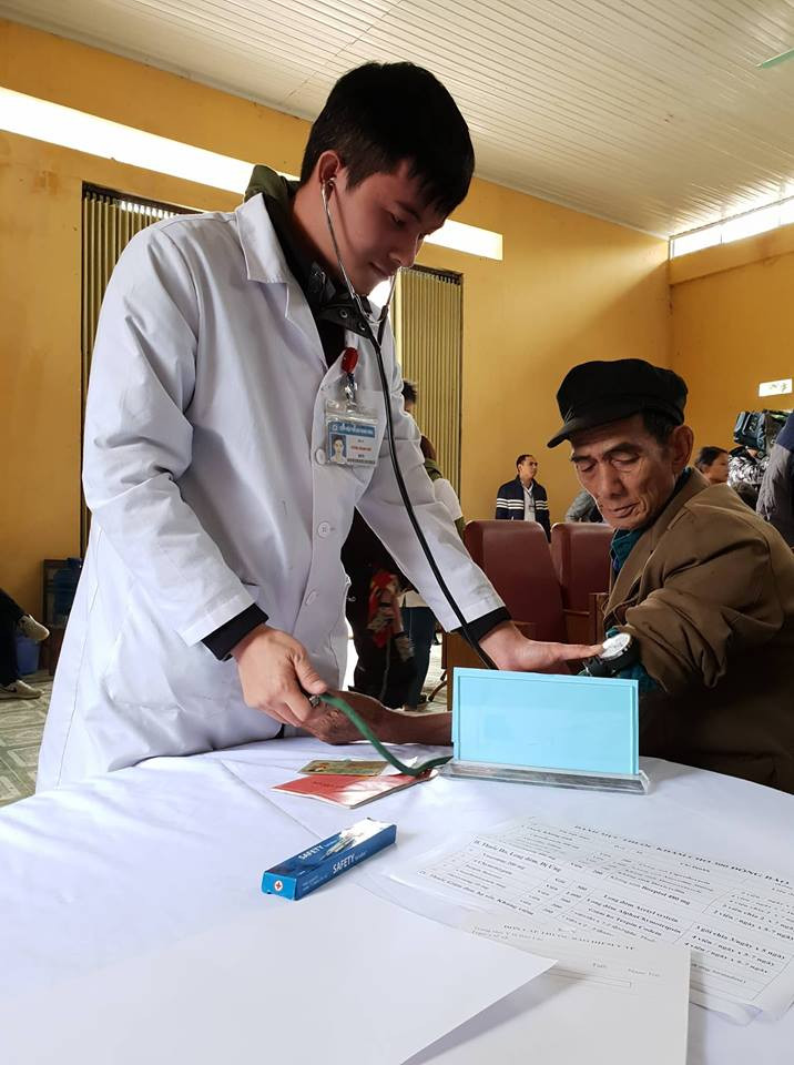 Bác sỹ của Dự án Bác sỹ trẻ khám chữa bệnh cho người dân vùng cao. (Ảnh: T.G/Vietnam+)