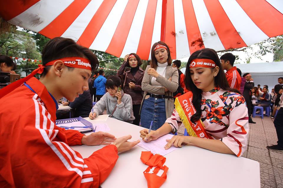 Tiểu Vy viết vào đơn đăng ký tham gia hiến máu.