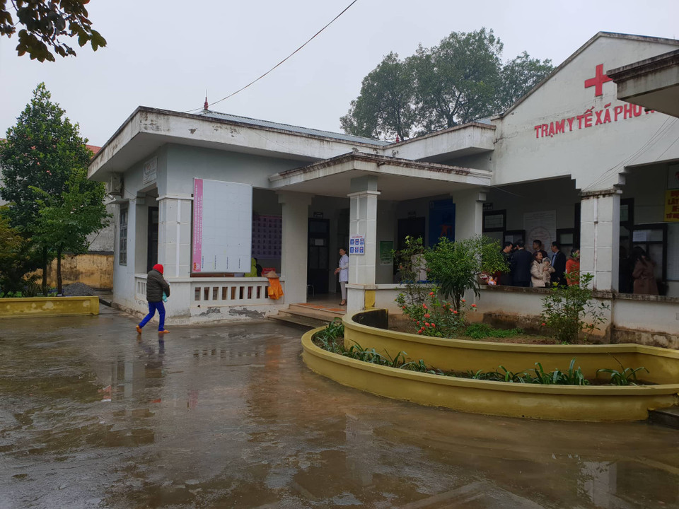 Sáng 9/1, dù trời mưa nhưng rất nhiều phụ huynh đưa trẻ đi tiêm vắcxin 5 trong 1 tại Trạm Y tế xã Phú Nghĩa, huyện Chương Mỹ. (Ảnh: PV/Vietnam+)