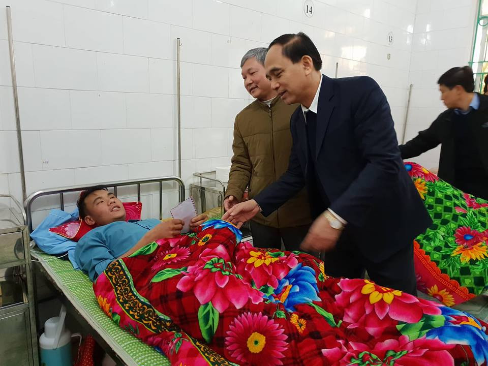 Lãnh đạo Bộ Y tế thăm hỏi, tặng quà cho bệnh nhân đang điều trị tại Bệnh viện Đa khoa huyện Bảo Lạc. (Ảnh: PV/Vietnam+)