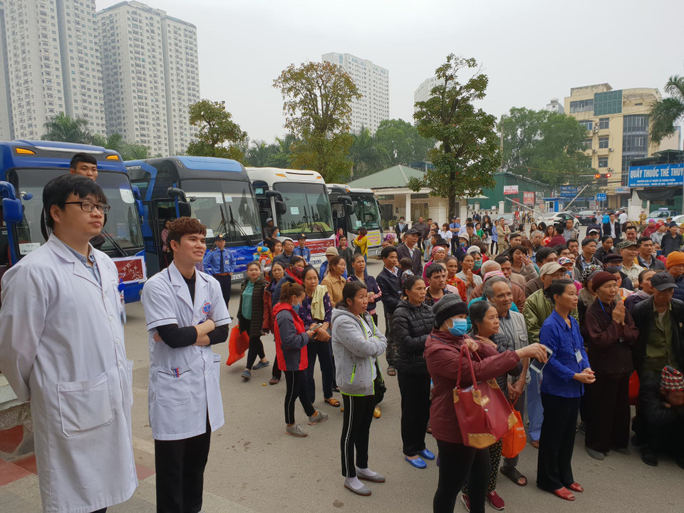 Các bác sỹ tham gia tiễn bệnh nhân. (Ảnh: T.G/Vietnam+)