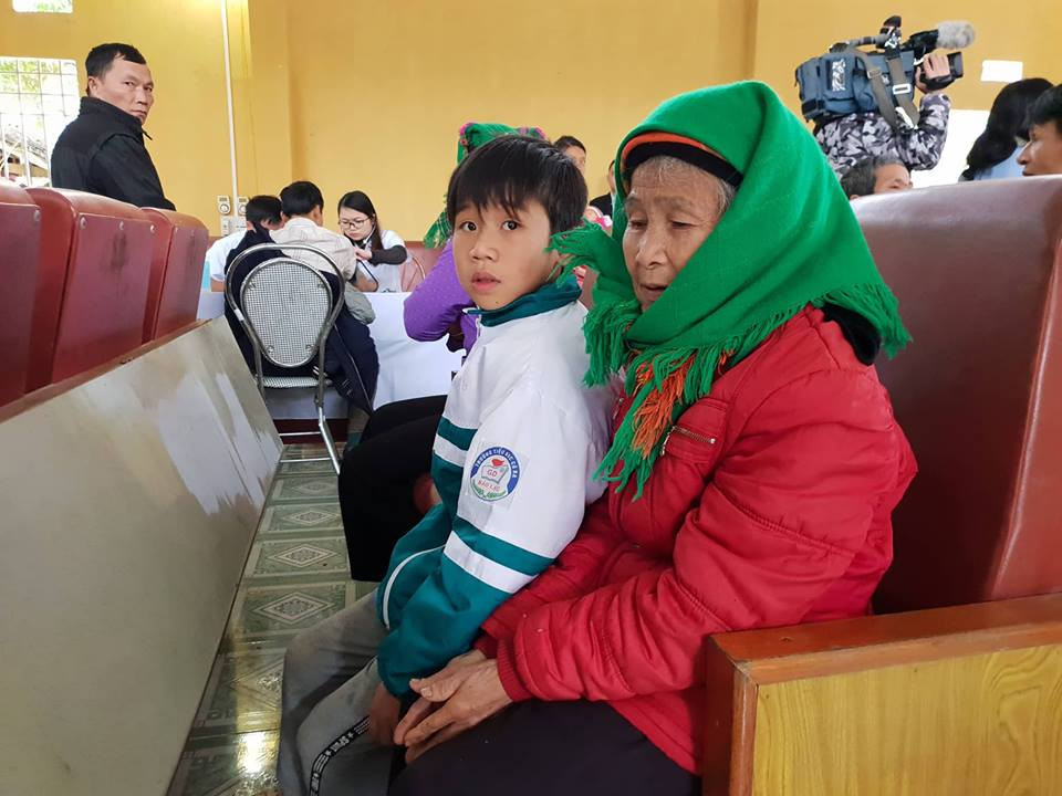 Hai bà cháu cùng ngồi chờ khám bệnh. (Ảnh: T.G/Vietnam+)