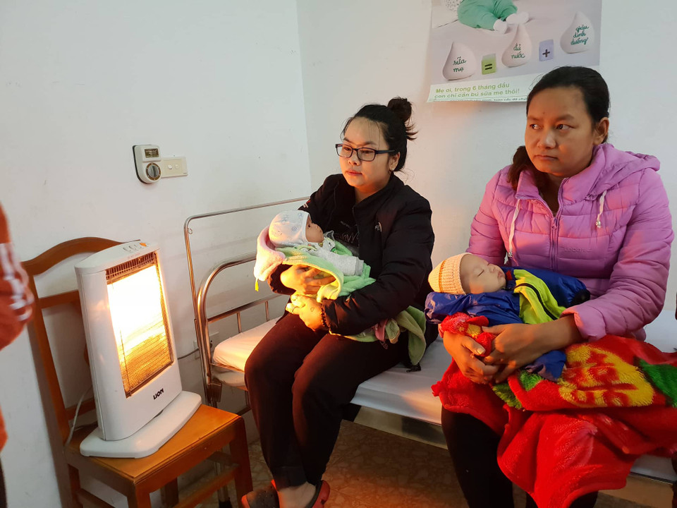 Để đảm bảo sức khỏe cho trẻ đi tiêm trong những ngày giá rét, các trạm y tế đã trang bị quạt sưởi, đèn sưởi để giữ ấm cho trẻ khi đi tiêm. (Ảnh: PV/Vietnam+)