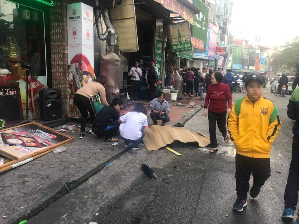  Vụ tai nạn khiến một phụ nữ tử vong ngay tại chỗ xảy ra vào khoảng 15 giờ 30 phút chiều nay. (Ảnh: Sơn Bách/Vietnam+)