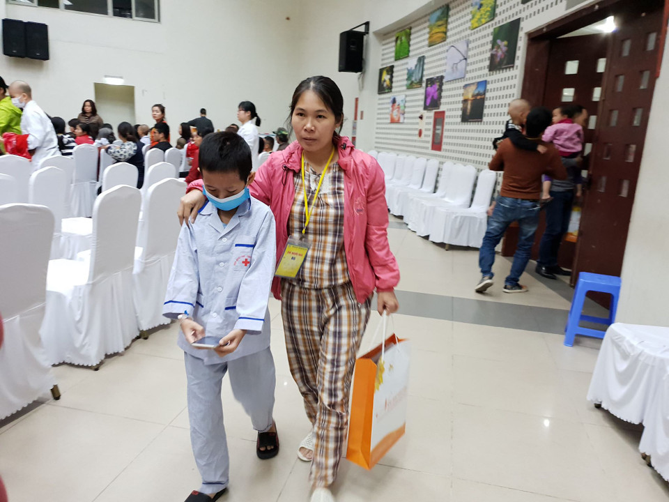 Mỗi suất quà bao gồm 1 túi quà và 1 triệu đồng tiền mặt. (Ảnh: PV/Vietnam+)