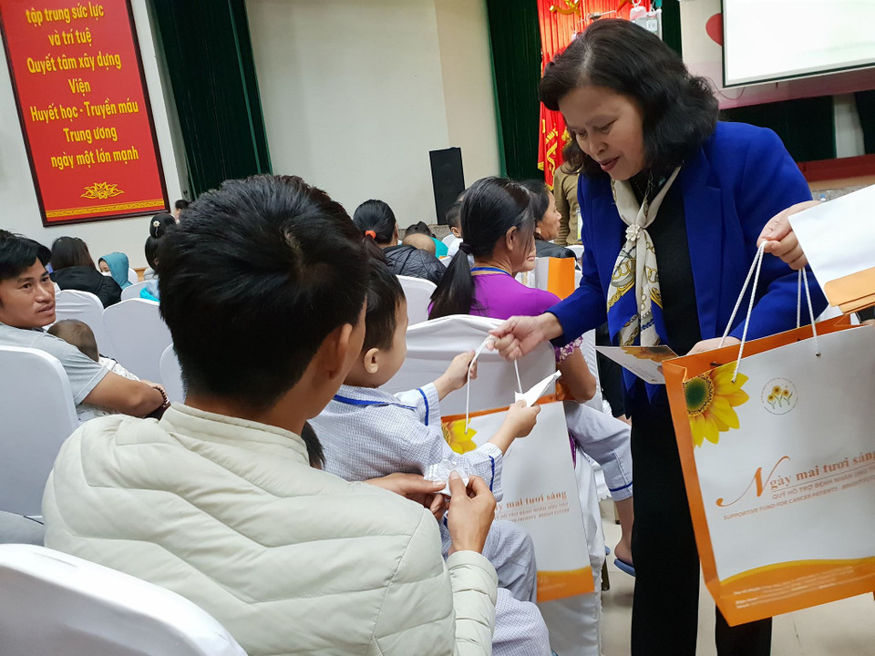 Lãnh đạo Quỹ Ngày mai tươi sáng trao quà cho bệnh nhân nhi. (Ảnh: PV/Vietnam+) 
