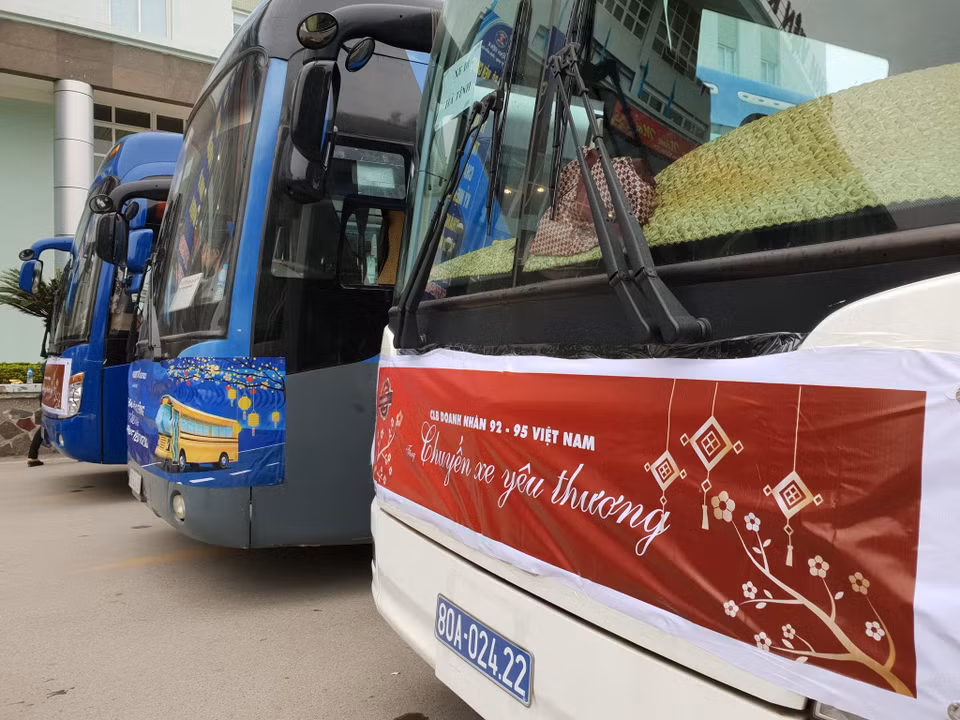 Sáng 25/1 , chương trình tiễn người bệnh về quê ăn Tết đã có 12 lượt xe đưa hơn 300 người bệnh về các tỉnh. (Ảnh: T.G/Vietnam+)
