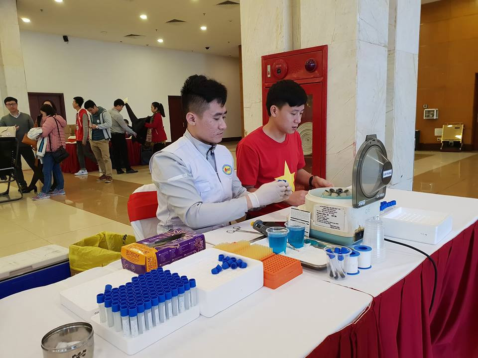 Công tác xét nghiệm triển khai ngay tại điểm hiến máu. (Ảnh: T.G/Vietnam+)