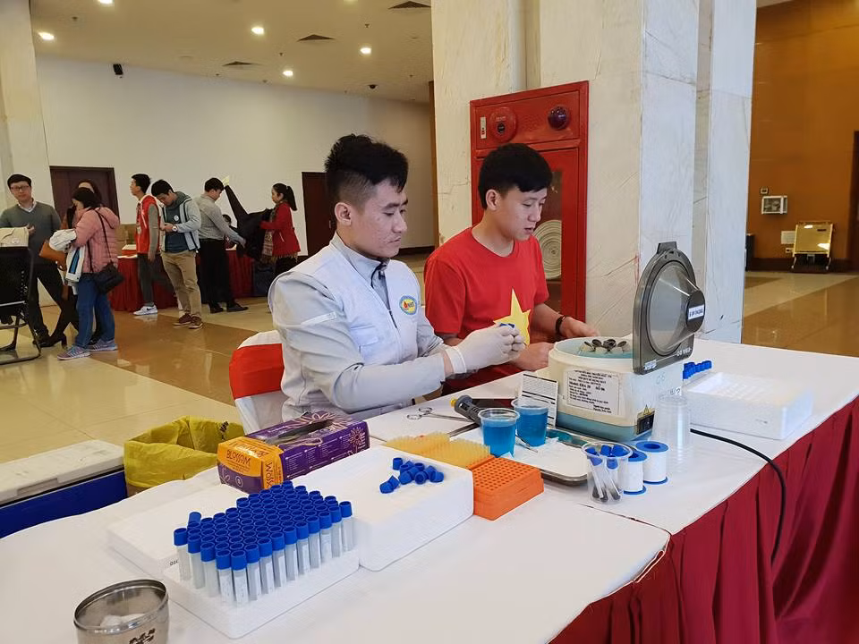 Công tác xét nghiệm triển khai ngay tại điểm hiến máu. (Ảnh: T.G/Vietnam+)
