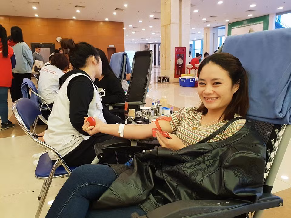 Bạn trẻ tham gia hiến máu tại Lễ kỷ niệm 25 năm thành lập Hội vận động hiến máu Hà Nội. (Ảnh: T.G/Vietnam+)