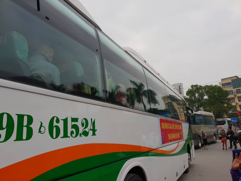 Hơn 20 chuyến xe chở bệnh nhân về các tỉnh. (Ảnh: T.G/Vietnam+)