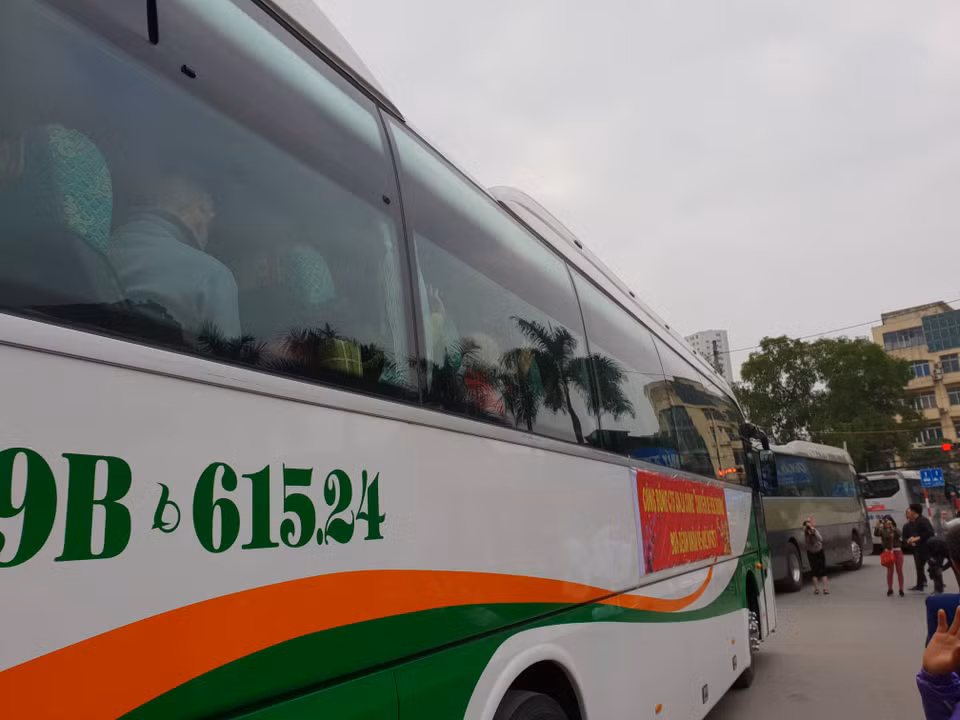 Hơn 20 chuyến xe chở bệnh nhân về các tỉnh. (Ảnh: T.G/Vietnam+)