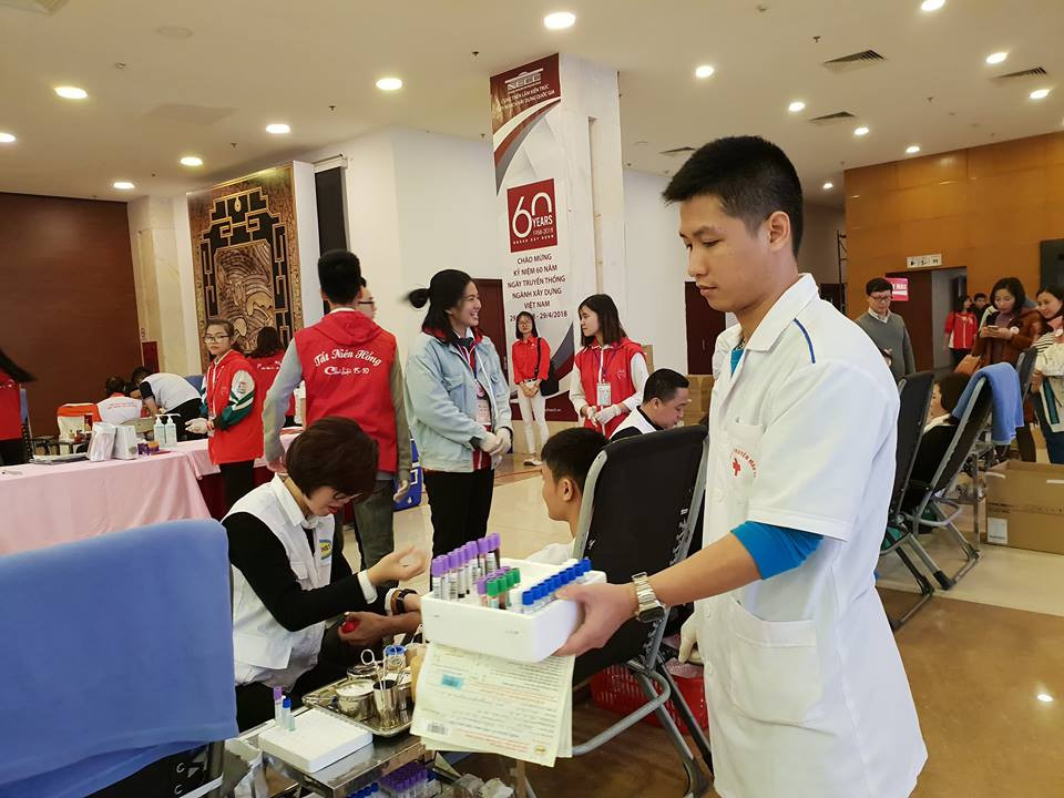 Phong trào hiến máu góp phần khắc phục tình trạng khan hiếm máu. (Ảnh: T.G/Vietnam+)