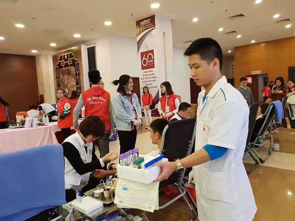 Phong trào hiến máu góp phần khắc phục tình trạng khan hiếm máu. (Ảnh: T.G/Vietnam+)