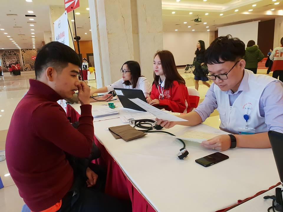 Rất nhiều bạn trẻ đăng ký tham gia hiến máu. (Ảnh: T.G/Vietnam+)