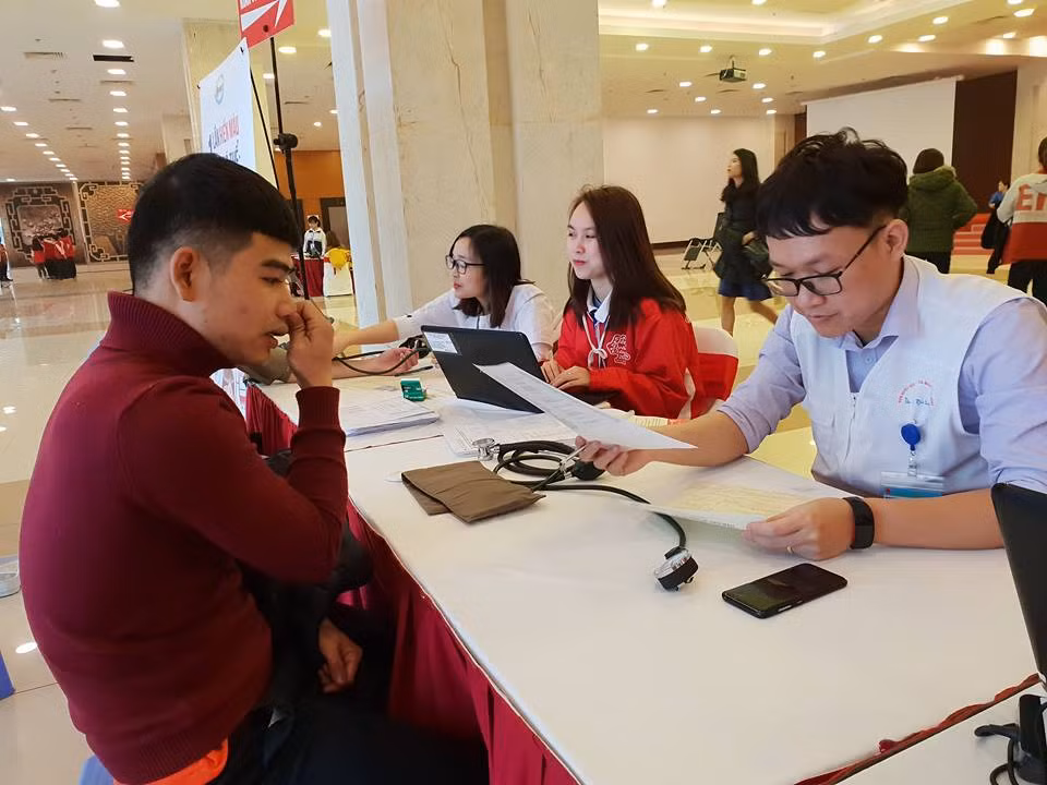 Rất nhiều bạn trẻ đăng ký tham gia hiến máu. (Ảnh: T.G/Vietnam+)