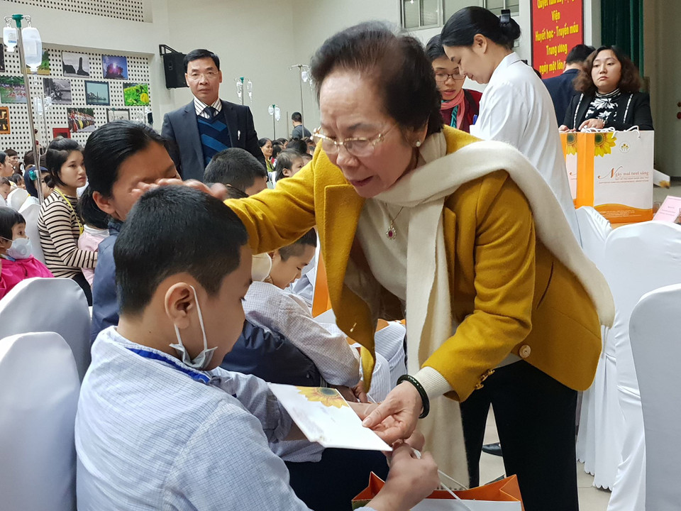 Bà Nguyễn Thị Doan - Nguyên Phó chủ tịch nước trao quà cho bệnh nhi mắc bệnh ung thư. (Ảnh: PV/Vietnam+) 