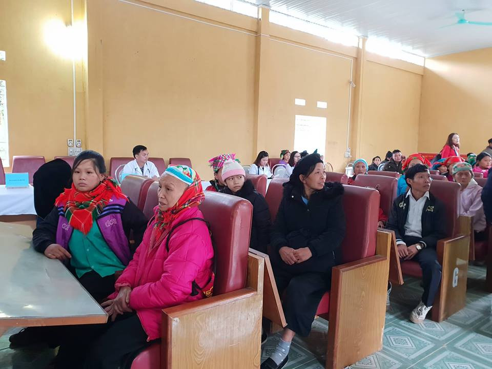 Người dân vùng ở các xã vùng núi đến chờ khám chữa bệnh. (Ảnh: T.G/Vietnam+)