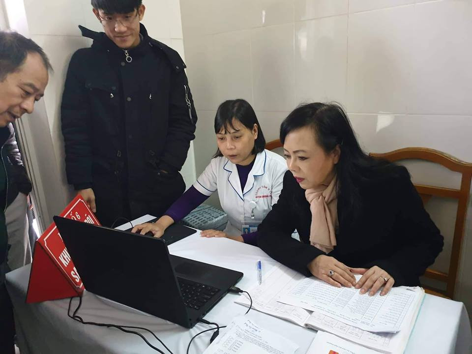 Kiểm tra các thông tin theo dõi tiêm chủng trên máy tính. (Ảnh: T.G/Vietnam+)