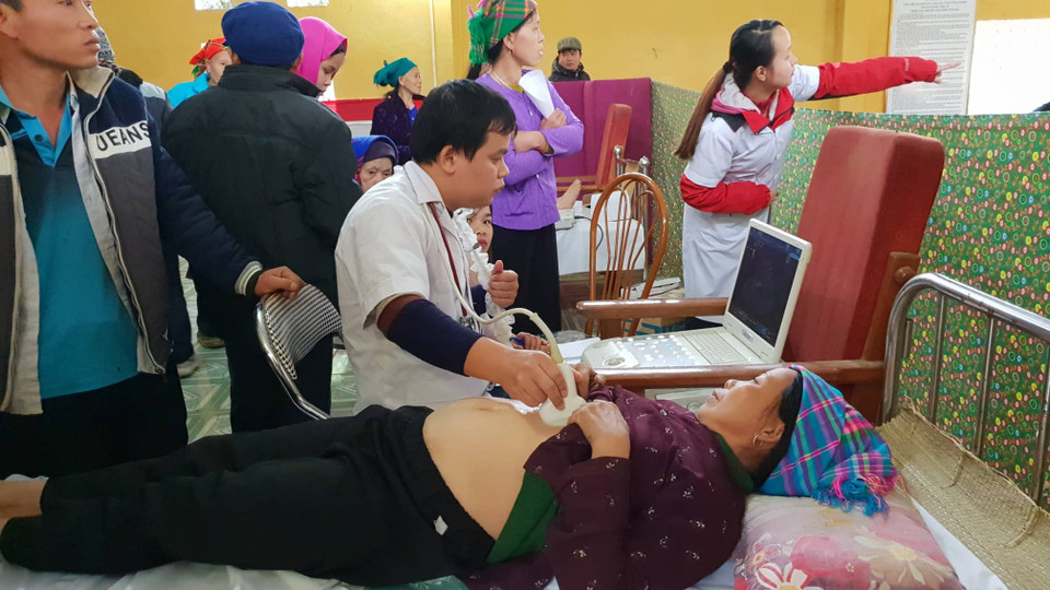 Các bác sỹ siêu âm cho bệnh nhân. (Ảnh: T.G/Vietnam+)
