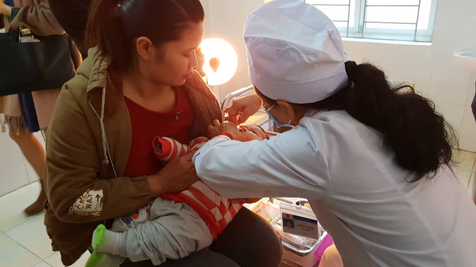 Cho trẻ uống vắcxin bại liệt. (Ảnh: T.G/Vietnam+)