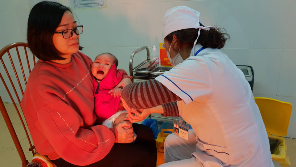 Nhân viên y tế tiêm vắcxin ComBE FIVE cho trẻ tại xã Ngọc Hoà. (Ảnh: PV/Vietnam+)