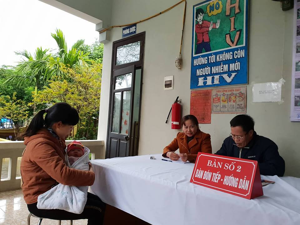 Đăng ký tiêm chủng cho trẻ. (Ảnh: T.G/Vietnam+)