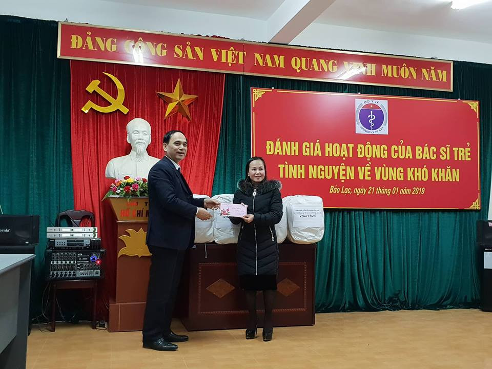 Đại diện Bộ Y tế tặng quà, chúc tết các bệnh viện huyện vùng cao của tỉnh Cao Bằng. (Ảnh: T.G/Vietnam+)