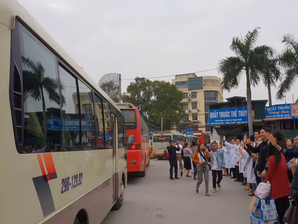Bác sỹ tiễn bệnh nhân về quê ăn Tết. (Ảnh: T.G/Vietnam+)