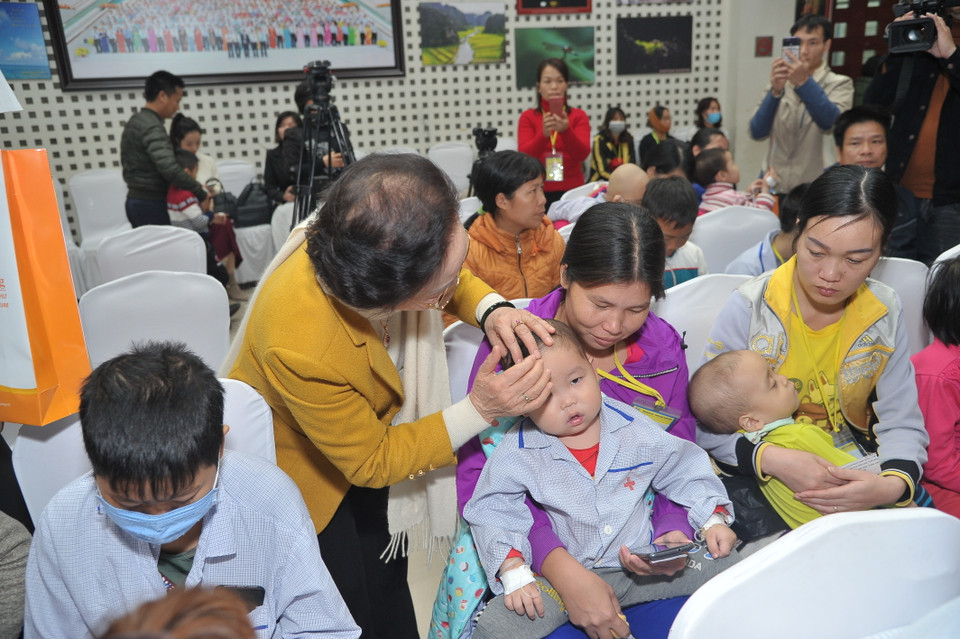 Bà Nguyễn Thị Doan thăm hỏi bệnh nhân mắc bệnh ung thư. (Ảnh: PV/Vietnam+) 