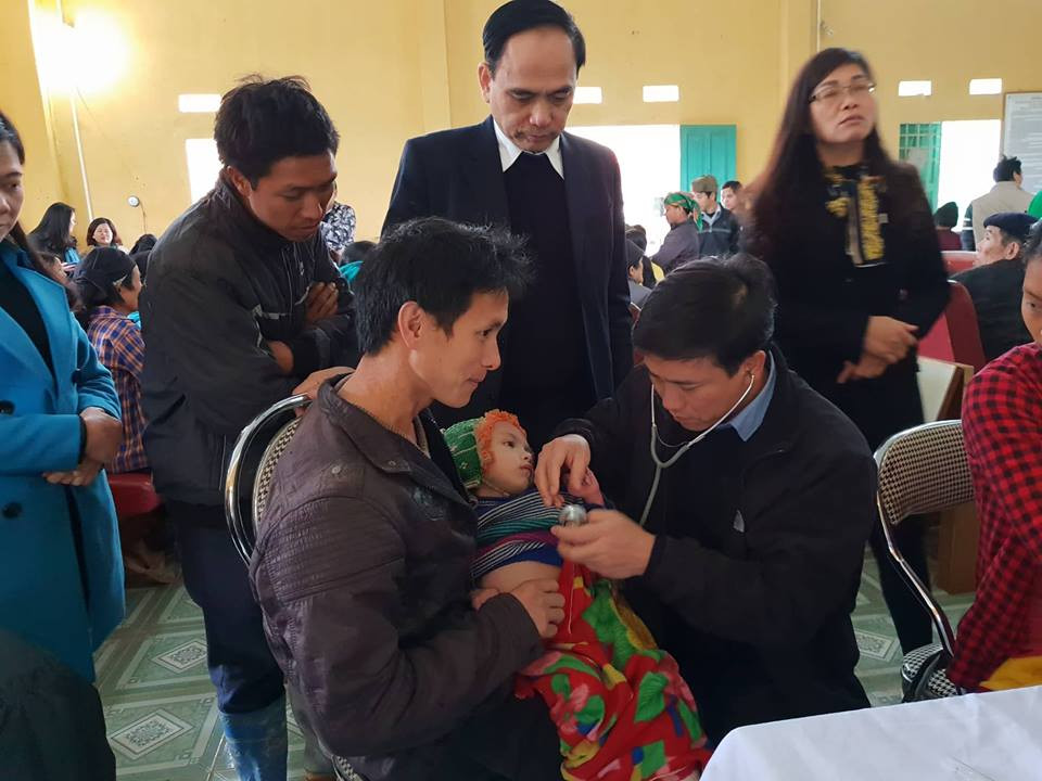 Các chuyên gia khám cho bệnh nhân nhi 6 tuổi. (Ảnh: T.G/Vietnam+)