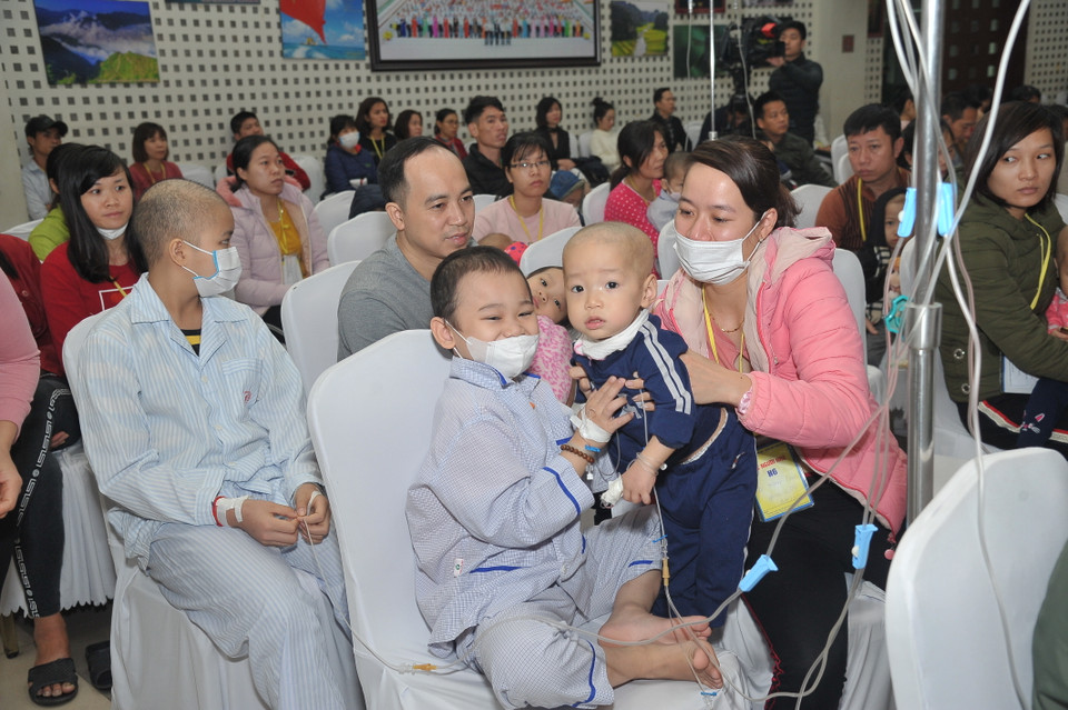 Những em nhỏ hân hoan chờ nhận quà. (Ảnh: PV/Vietnam+) 